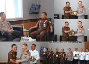 Kunjungi Kajari Sigi, Kapolres Serahkan Plakat Sebagai Tanda Apresiasi Atas Sinergi dan Kebersamaan