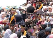 Aksi Humanis Gubernur Anwar Hafid di HUT ke-27 Buol: Turun dari Tribun, Tunda Sambutan demi Peserta Upacara, Salurkan 5.000 Paket Sembako